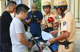 Ngày đầu ra quân siết vi phạm mũ bảo hiểm tại Hà Nội